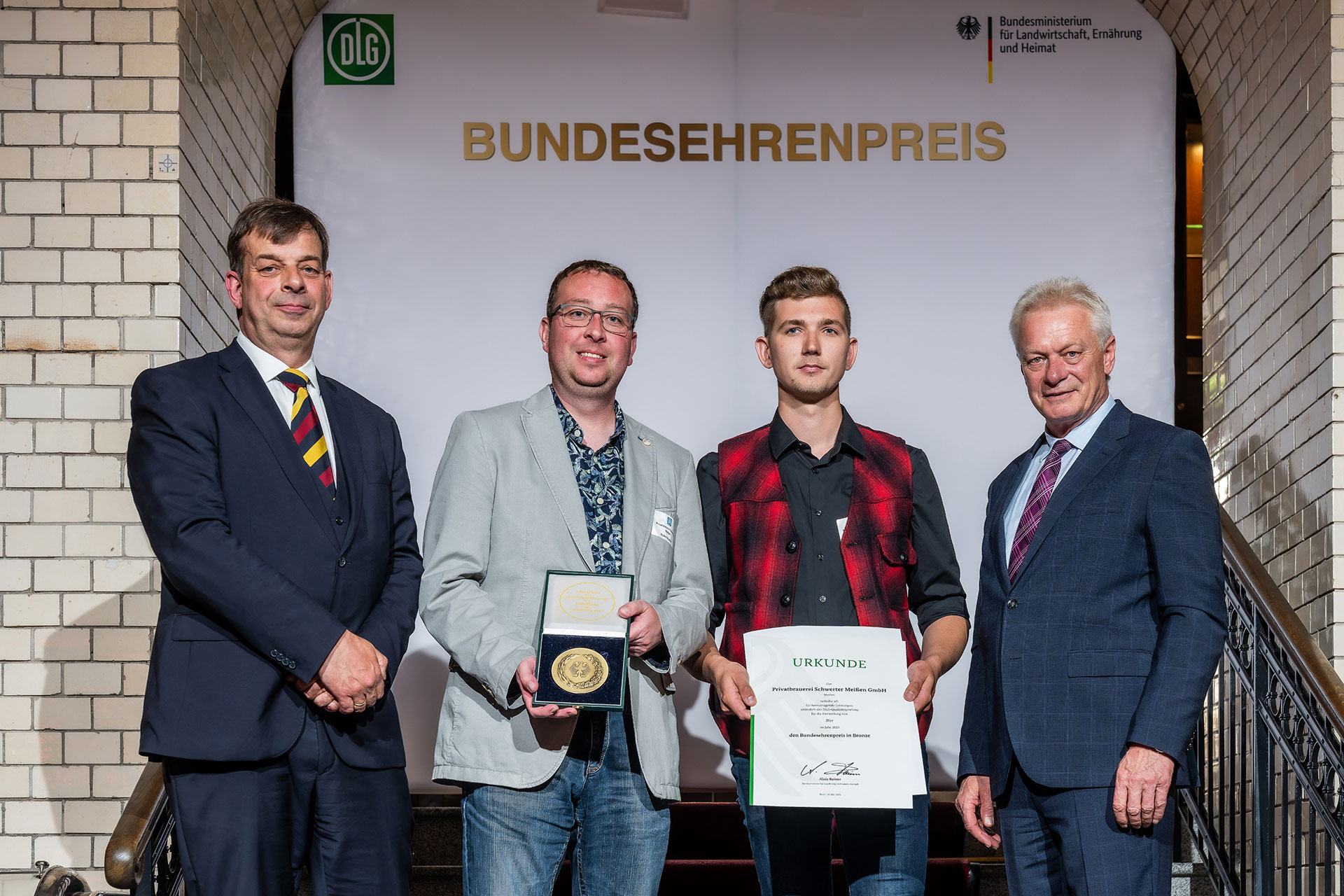 Der Bundesminister für Landwirtschaft, Ernährung und Heimat Alois Rainer (r.) überreicht mit dem DLG-Präsidenten, Hubertus Paetow (l.), die Urkunde und Medaille an Braumeister Robert Kaesler (2.v.l.) und Brauer Oliver Herzog. Der Bundesminister für Landwirtschaft, Ernährung und Heimat Alois Rainer (r.) überreicht mit dem DLG-Präsidenten, Hubertus Paetow (l.), die Urkunde und Medaille an Braumeister Robert Kaesler (2.v.l.) und Brauer Oliver Herzog.