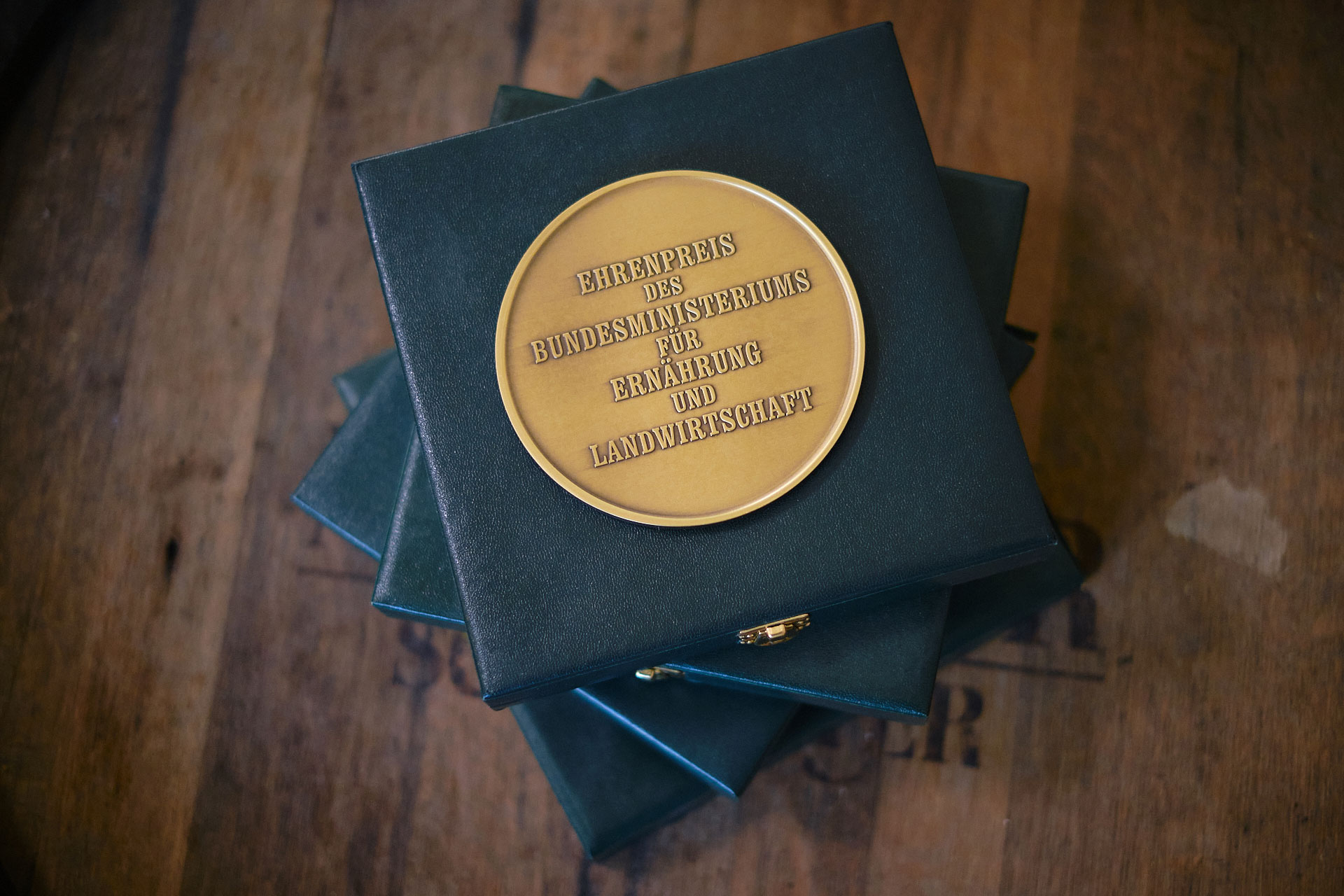 Zum insgesamt vierten Mal wurde die Privatbrauerei aus Meißen mit dem Bundesehrenpreis ausgezeichnet und zählt damit erneut zu den zwölf besten Brauereien Deutschlands. Zum insgesamt vierten Mal wurde die Privatbrauerei aus Meißen mit dem Bundesehrenpreis ausgezeichnet und zählt damit erneut zu den zwölf besten Brauereien Deutschlands.