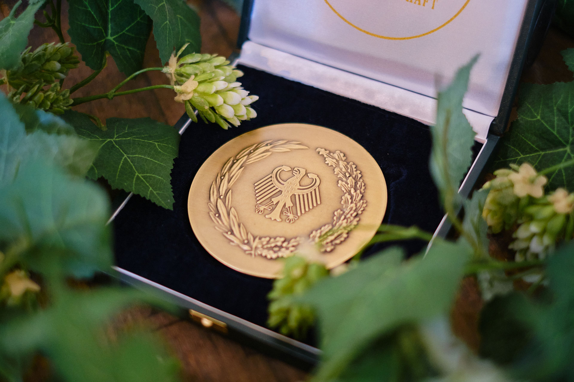 Der Bundesehrenpreis ist die höchste Ehrung der deutschen Ernährungswirtschaft. Grundlage der Auszeichnung ist die Qualitätsprüfung für Bier der Deutschen Landwirtschafts-Gesellschaft (DLG). Der Bundesehrenpreis ist die höchste Ehrung der deutschen Ernährungswirtschaft. Grundlage der Auszeichnung ist die Qualitätsprüfung für Bier der Deutschen Landwirtschafts-Gesellschaft (DLG).